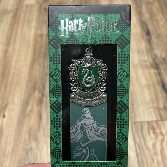 New The Noble Collection Harry Potter Slytherin Crest Bookmark - Picture 2 of 4
